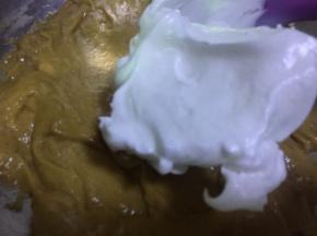 取三分之一蛋白，和蛋黄糊翻拌均匀