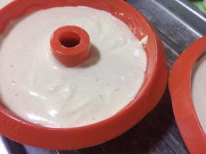 把蛋糕糊倒入模具中，大概八分满即可