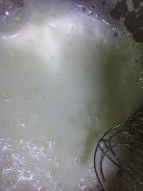 打到蛋白变白了，但是很稀，加入20糖，继续打发