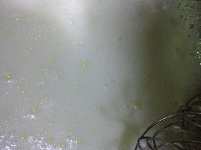 打到蛋白变白了，但是很稀，加入20糖，继续打发