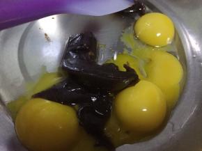 蛋清和蛋黄分离，蛋黄加入热水，红豆沙，植物油，用蛋抽搅拌均匀