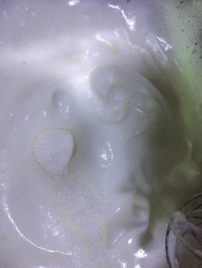 蛋白打到有不明显纹路的时候加入最后20克糖打发