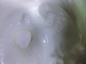 蛋白打到有不明显纹路的时候加入最后20克糖打发