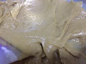 蛋黄液筛入60克面粉，搅拌均匀，放置一旁备用