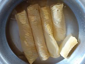 素牛排提前放冷水中泡软后切丝