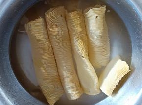 素牛排提前放冷水中泡软后切丝
