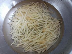 土豆削皮，切丝，洗干净