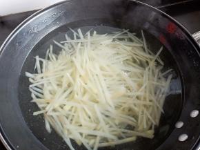 将土豆丝焯水