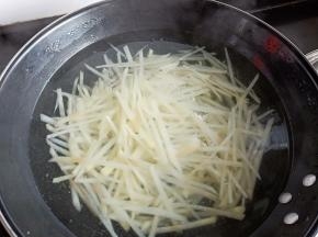 将土豆丝焯水