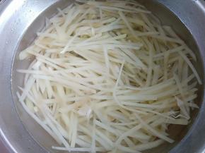 煮至断生后捞出在冷水中过一下，把水倒掉撒少许盐腌5.6分钟后和素牛排放一起