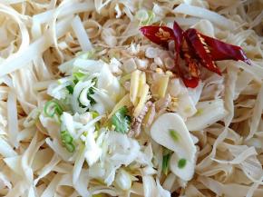 葱姜蒜，干红辣椒切丝后放在土豆丝上面