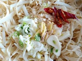 葱姜蒜，干红辣椒切丝后放在土豆丝上面