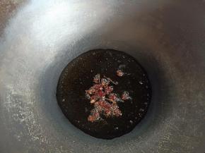 锅里热油，将花椒爆香