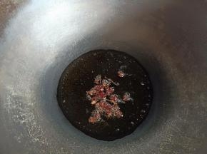 锅里热油，将花椒爆香