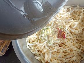 捞出花椒后将油浇在葱姜蒜辣椒上面，加适量蚝油，盐，香油拌匀后就可以装盘了