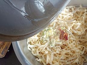 捞出花椒后将油浇在葱姜蒜辣椒上面，加适量蚝油，盐，香油拌匀后就可以装盘了