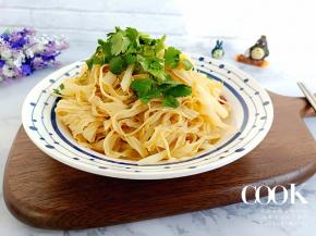 上面撒一点葱花和香菜