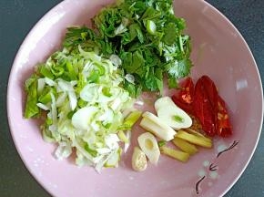 葱姜辣椒切丝，香菜切段，蒜切片