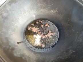 锅里热油，把花椒爆香