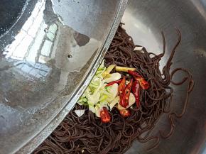 浇在葱姜蒜辣椒上面