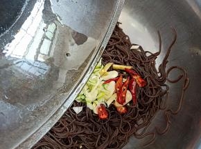 浇在葱姜蒜辣椒上面