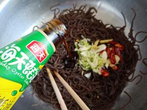 加入蚝油，香油，盐，鸡精，味精，醋，味极鲜酱油后拌匀