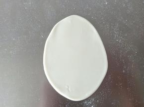 取一个面团擀成胖一点的椭圆形