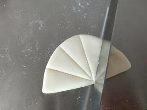 用梳子或者锯齿刀压出荷叶的纹路，压深一些