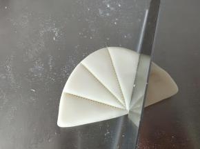 用梳子或者锯齿刀压出荷叶的纹路，压深一些