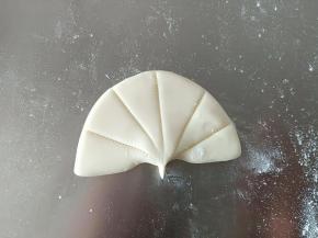 中间再捏出一个小尖角