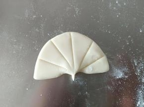 中间再捏出一个小尖角
