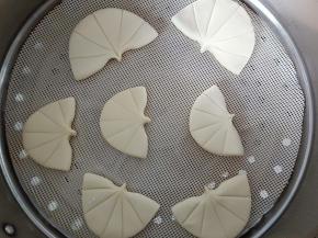 放蒸屉摆好，锅里放温水进行发酵，发酵至手指轻按慢慢回弹就可以了，时间大概20分钟左右，水开后计时，蒸10分钟关火闷3分钟