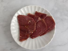 鸡蛋，牛肉切片，生菜洗干净