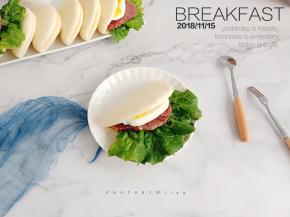 夹到荷叶饼中间，美味的荷叶夹饼就做好了