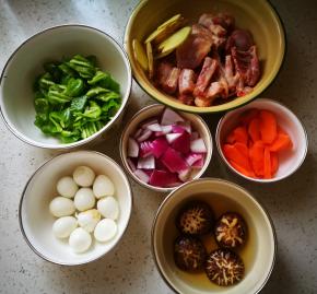 准备好材料，青椒，洋葱，胡萝卜，花菇，鹌鹑蛋，生姜片