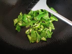 热锅凉油，放入青椒翻炒断生，盛出放入碗中备用