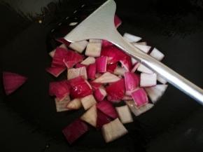 洋葱炒出香味，盛出放入碗中备用