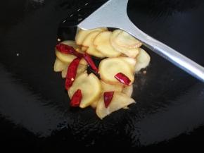 放入生姜片炒出香味，放入干辣椒翻炒