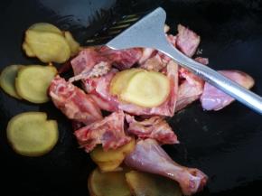 之后放入鸡块，炒香