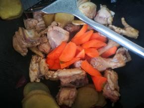 放入胡萝卜翻炒