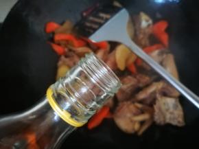 料酒沿边呛锅，要兹啦一声响，翻炒均匀