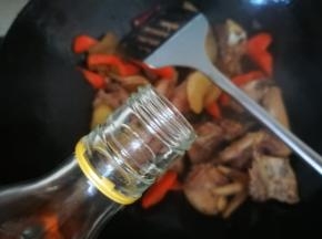 料酒沿边呛锅，要兹啦一声响，翻炒均匀