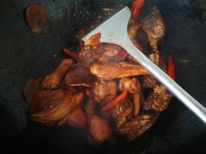 倒入生抽，老抽，香醋，翻炒均匀