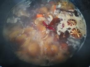 加入适量开水煮沸，加入花菇