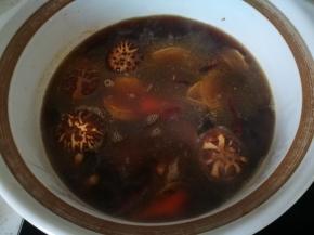 转入砂锅中，烧开后转小火慢炖40分钟