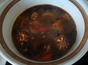 转入砂锅中，烧开后转小火慢炖40分钟