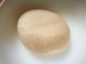 这个时候来准备莜面鱼鱼，莜面粉用开水烫熟，趁热揉到光滑没有干粉的面团，肯定有些烫，毕竟是开水