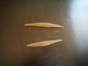 捏一小块下来，用手掌从下往上一搓，就是个小面鱼，第一次搓，哈哈，挺有意思的