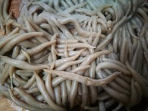 蒸锅烧水，水开后，放入搓好的面鱼，大火蒸7--10分钟，之后迅速取出，倒扣在案板上，摊凉。摊凉后，把莜面鱼鱼一条条撕开备用