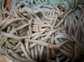 蒸锅烧水，水开后，放入搓好的面鱼，大火蒸7--10分钟，之后迅速取出，倒扣在案板上，摊凉。摊凉后，把莜面鱼鱼一条条撕开备用